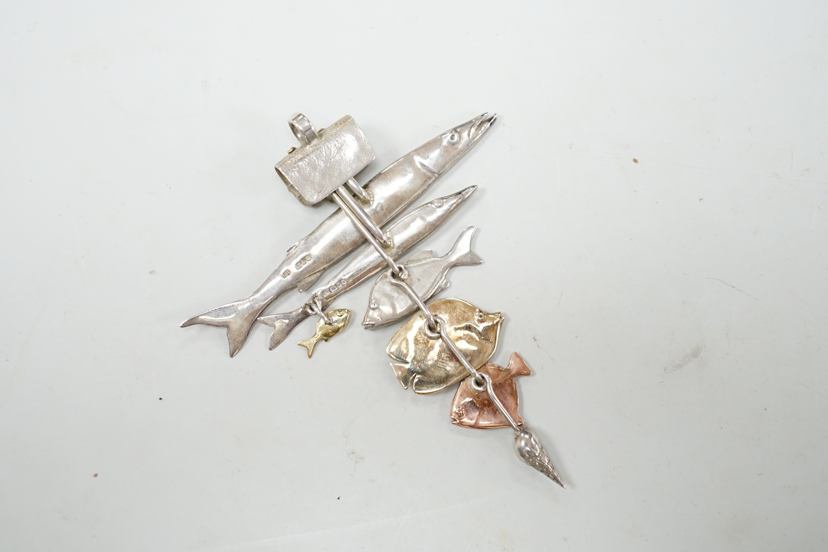 A late 20th century Alan Vallis silver and two colour yellow metal 'Red Sea Shoal' drop pendant, 89mm.